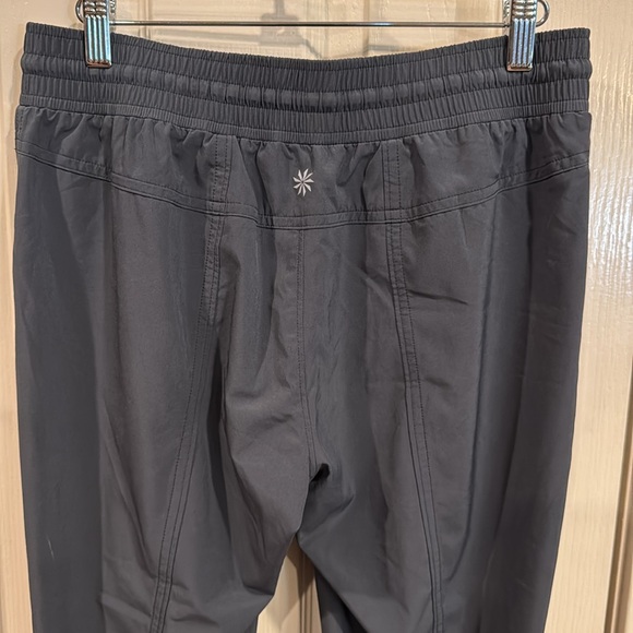 Athleta lightweight activewear capri / crop pants. Sz 6 - Picture 6 of 10
